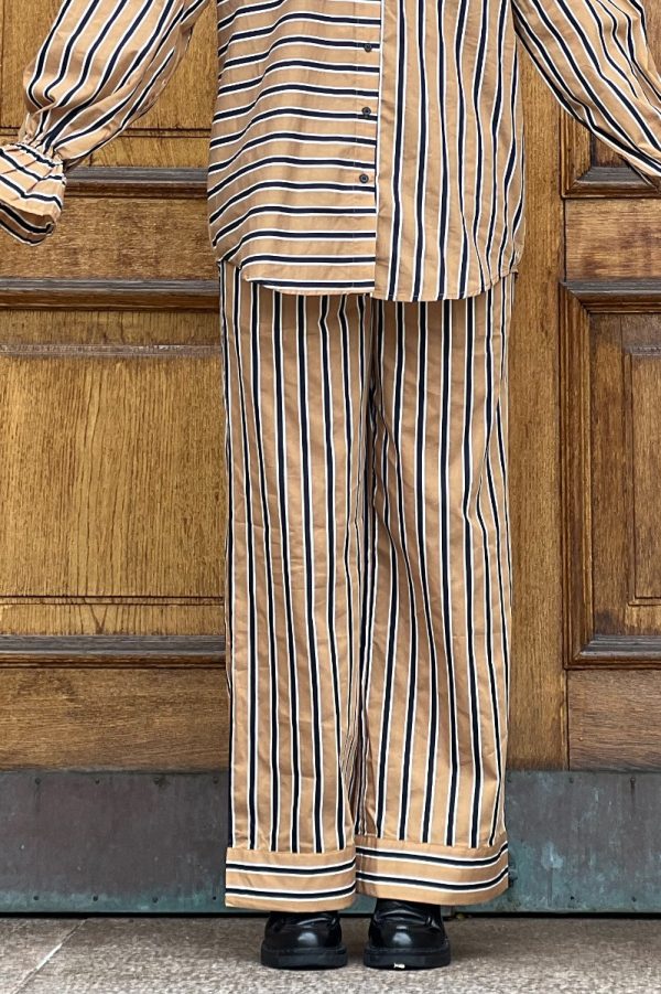 Stories From The Atelier by Copenhagen Shoes - Bukser - When You Listen Pants - Golden Stripes